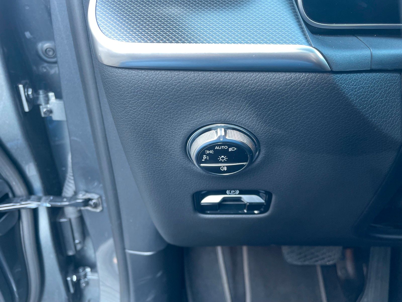 Fahrzeugabbildung Mercedes-Benz GLC 200 4M AVANTGARDE Pano+Burm+360°+Distr+Ambie