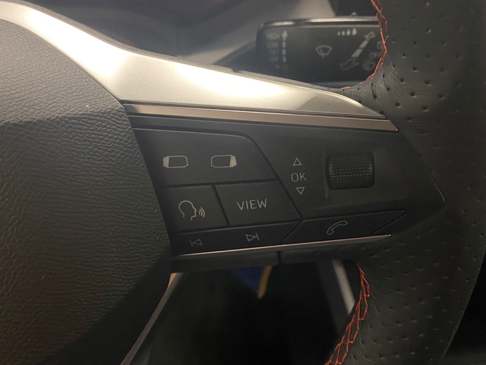 Fahrzeugabbildung SEAT Arona FR 1.0 TSI+NAVIGATION+ALLWETTER+WIRELESS+