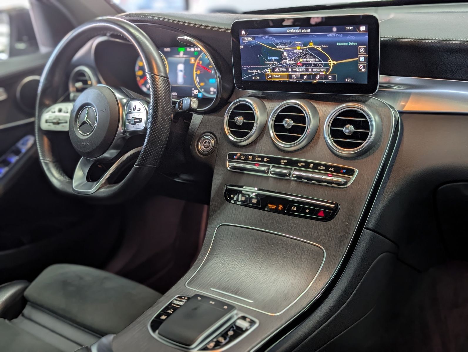 Fahrzeugabbildung Mercedes-Benz GLC 300 de AMG 4Matic PANO LED HUD ACC AMBI VIRT