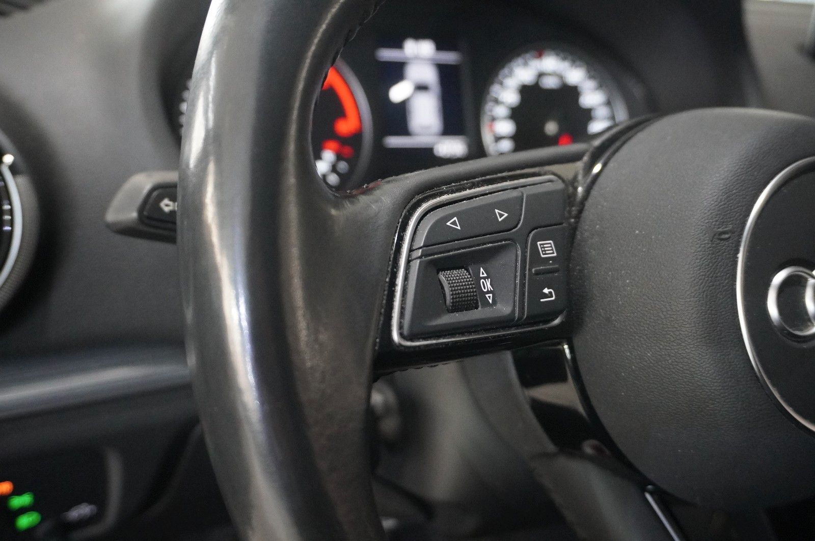 Fahrzeugabbildung Audi A3 Sportback 30 TDI S-LINE NAVI/LED/SH/SPORT/PDC