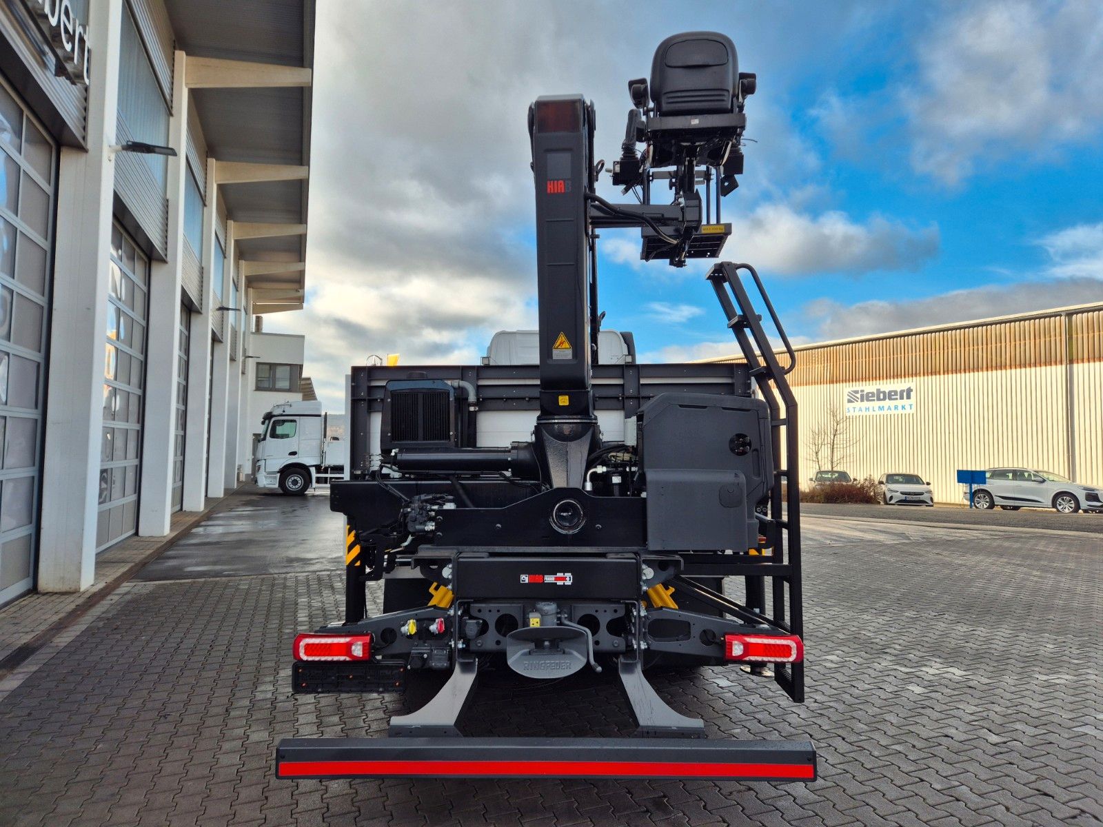 Fahrzeugabbildung Mercedes-Benz Actros 2545 L 6x2 Hiab L-HIPRO 235 DLS-3