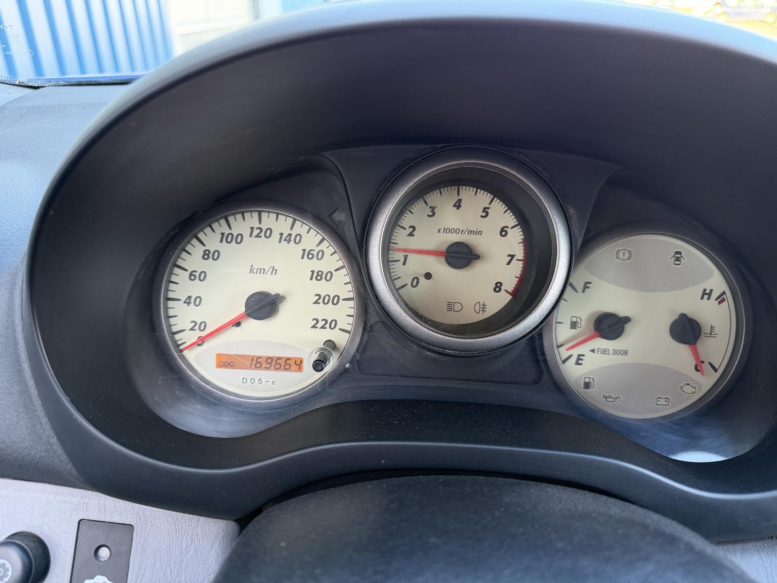 Toyota RAV4 1.8 VVT-i 125 ch Essence • Clim • Attelage • Barres de toit