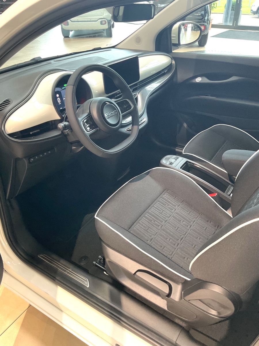 Fahrzeugabbildung Fiat 500e + Komfort Paket, Style Paket