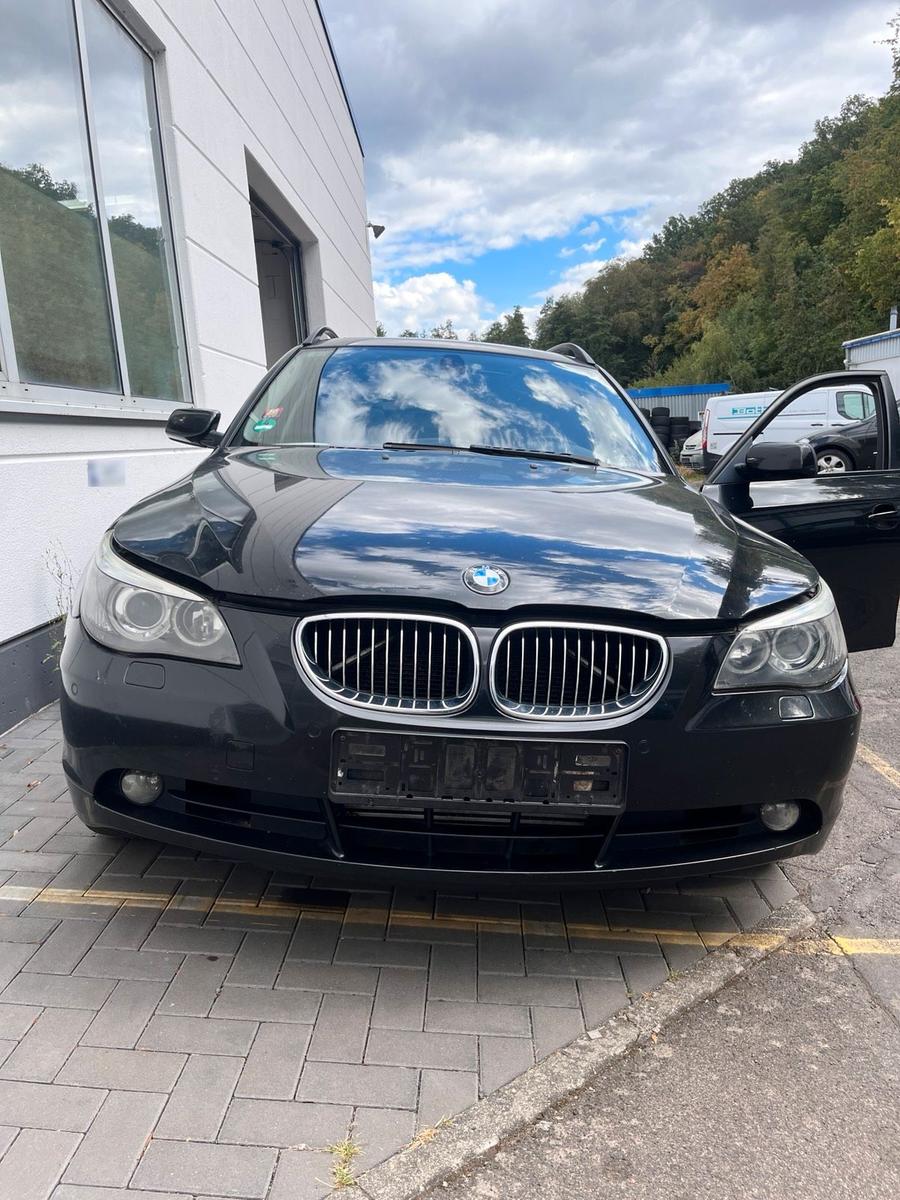 BMW 530 2005 — rear view