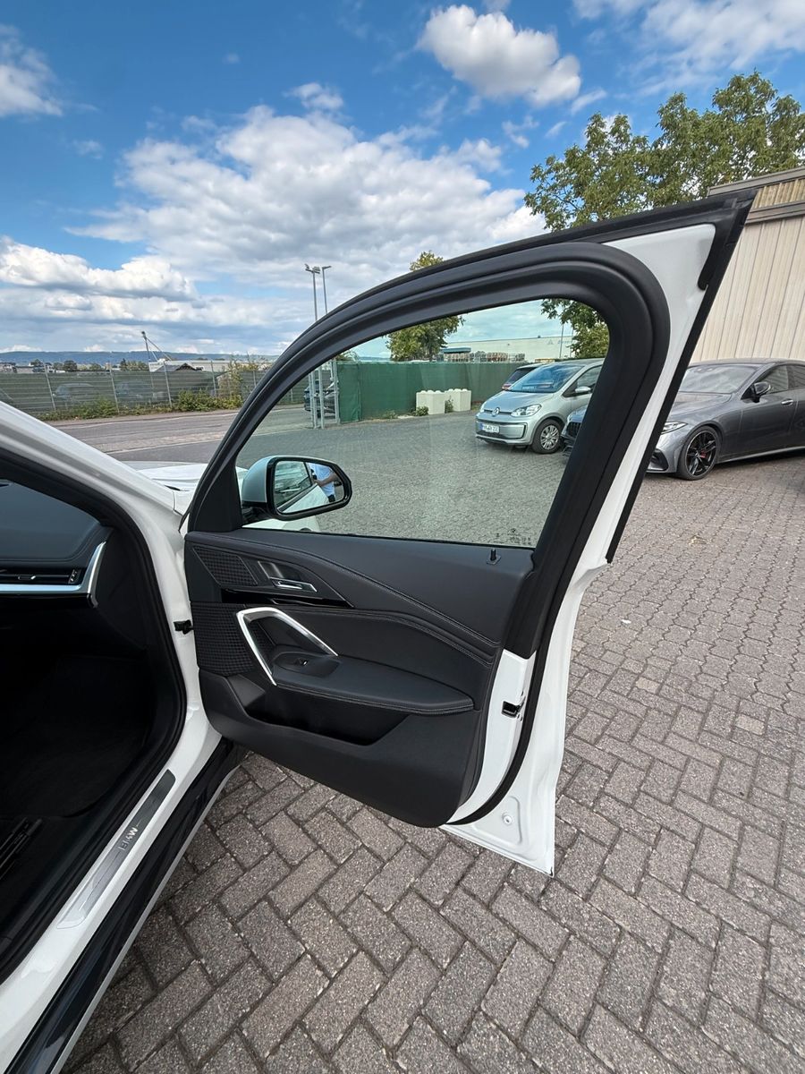 BMW iX1 30 xDRIVE xLINE PANO 19 LEDER AHK LED foto 13