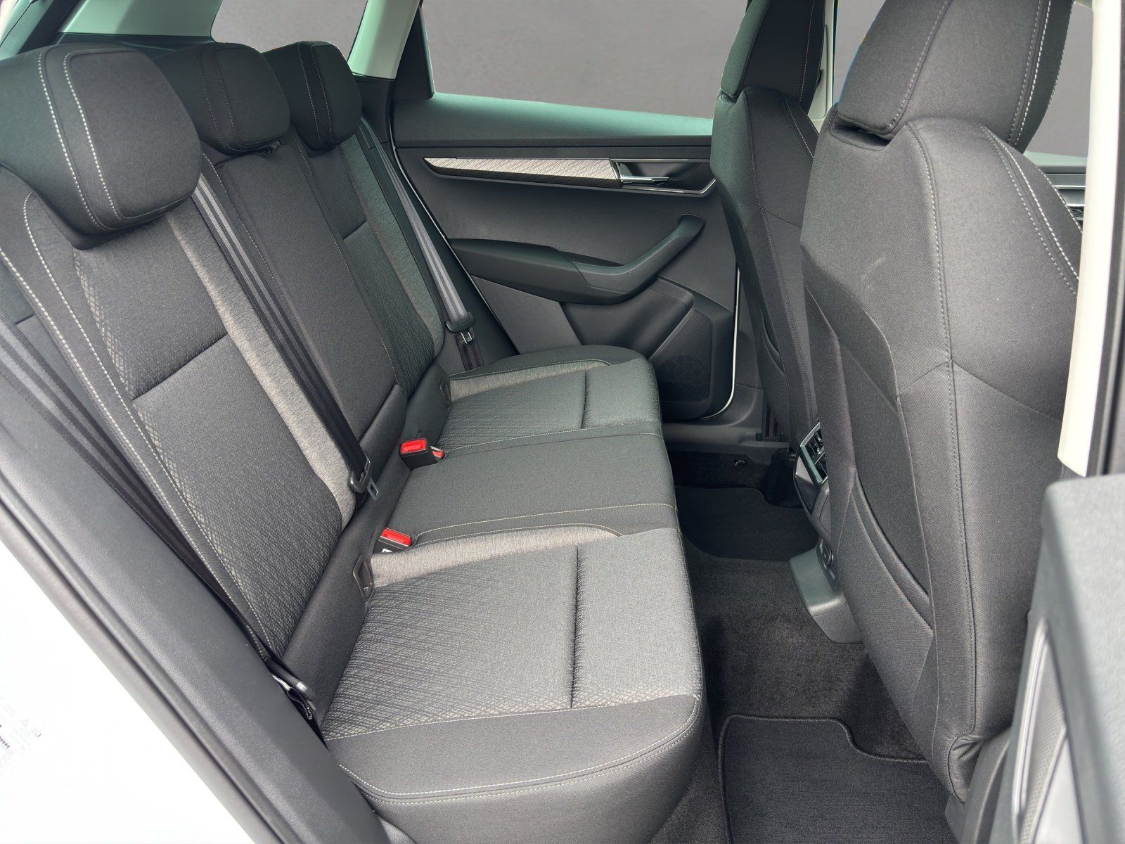 Fahrzeugabbildung SKODA Karoq Balance 1,5 TSI 110 kW DSG MATRIX/RFK/AHK