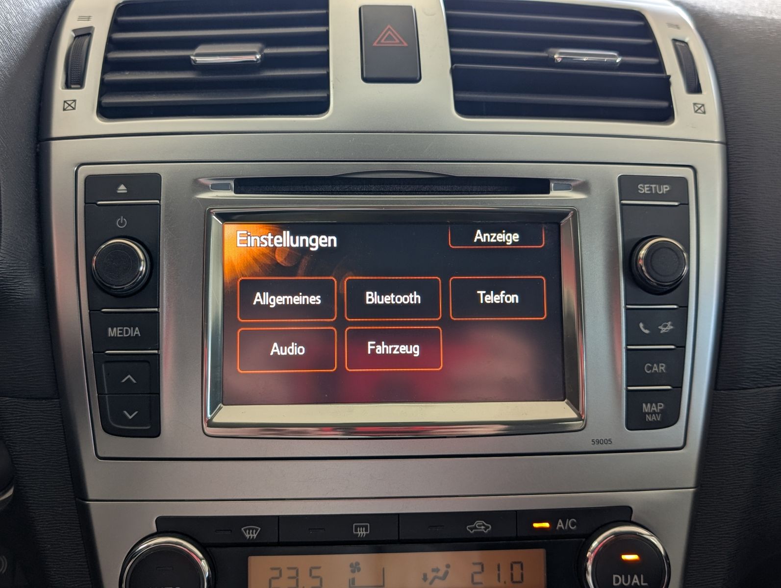 Fahrzeugabbildung Toyota Avensis Life Bi-XENON TEMPOMAT KLIMA KAMERA SHZ