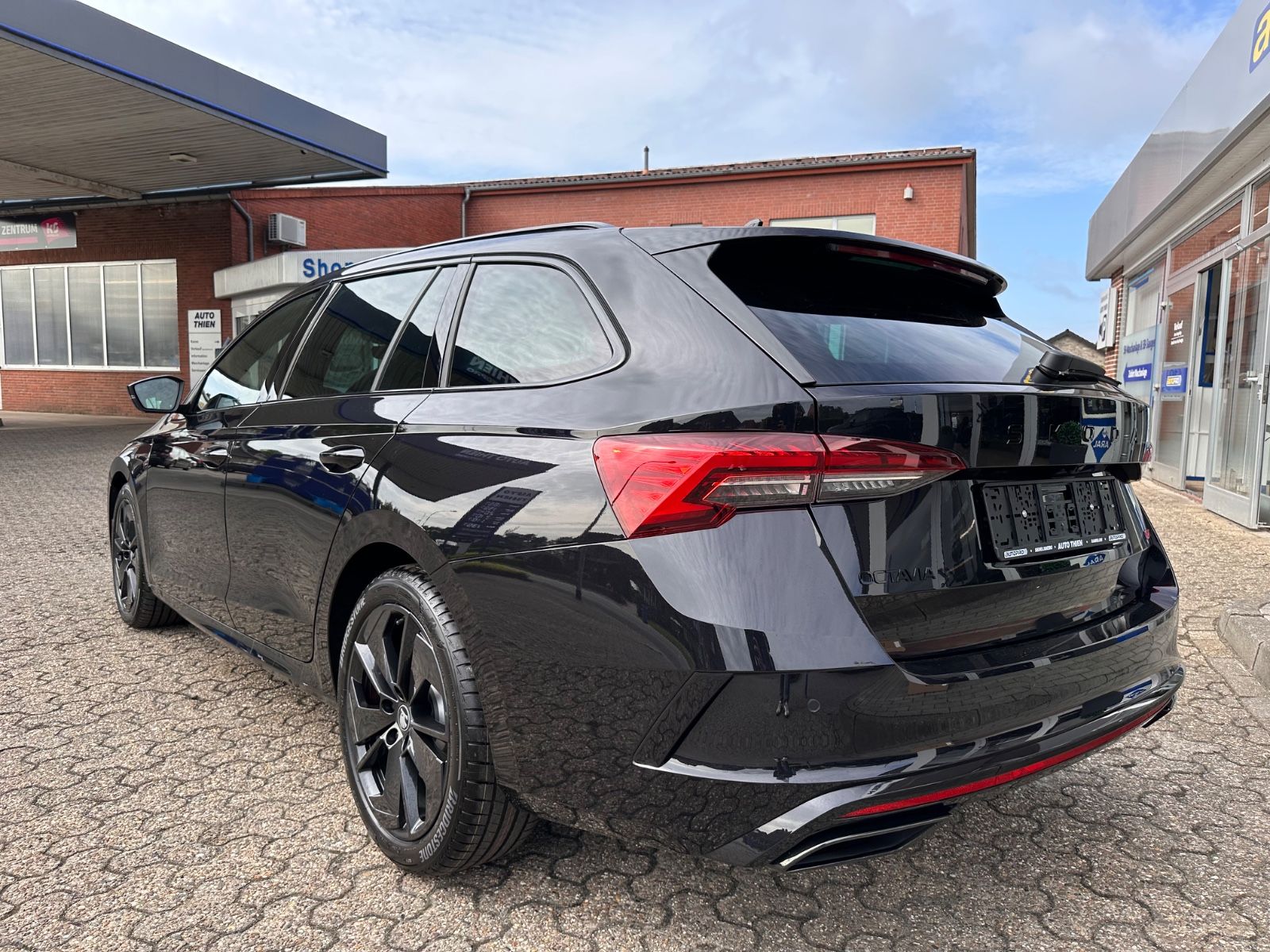Fahrzeugabbildung SKODA Octavia RS Combi 2.0 TSI Pano/360°/Matrix/ACC
