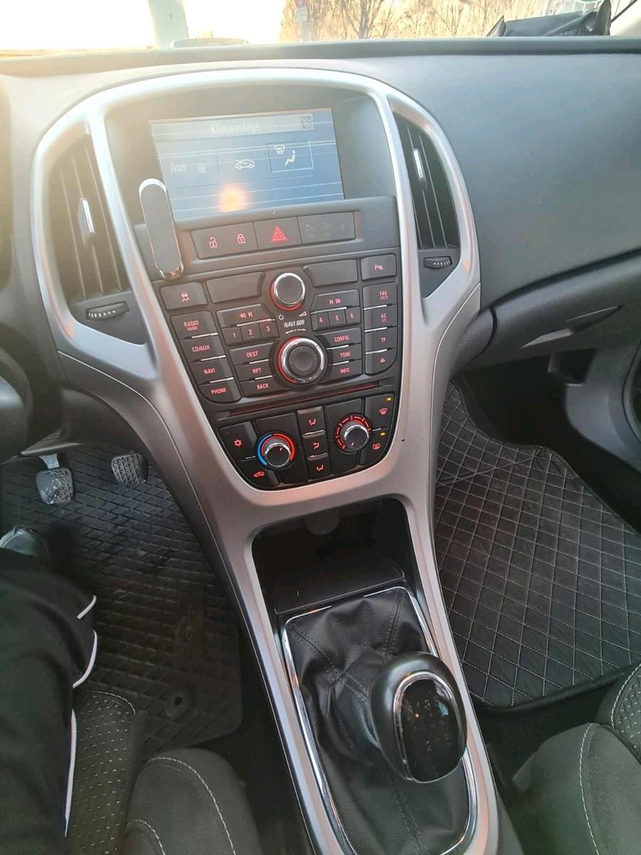Opel Astra, 2011