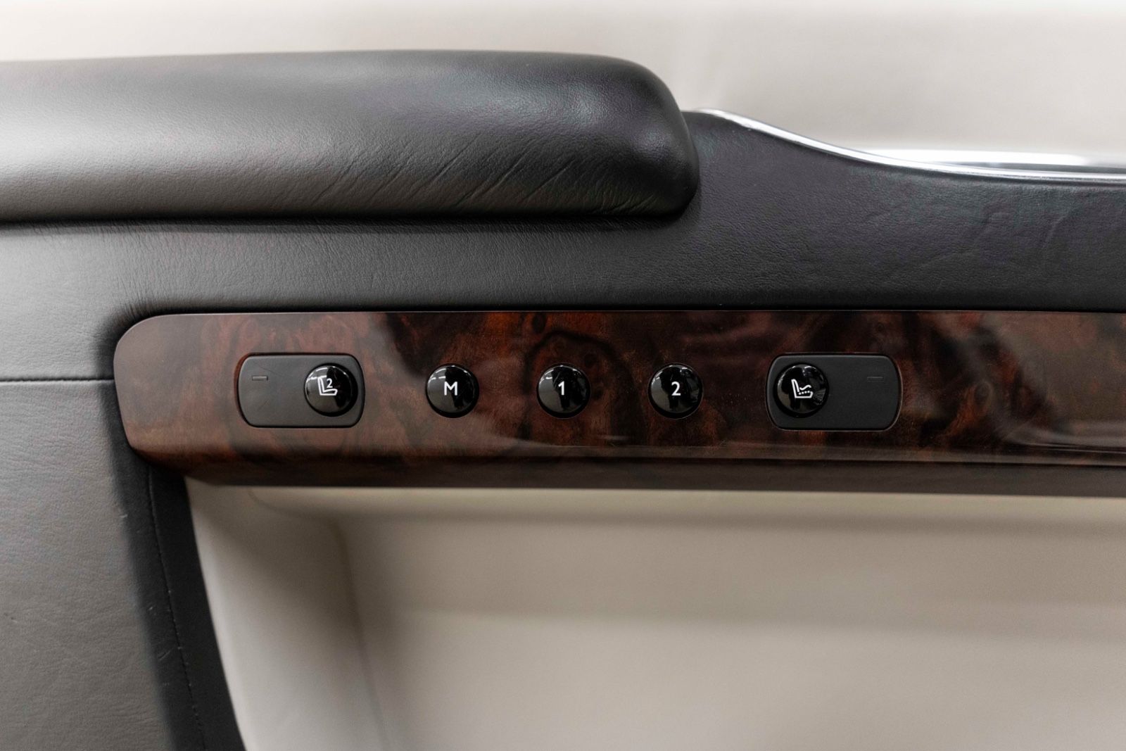 Fahrzeugabbildung Rolls-Royce Ghost V12 TWO TONE FACELIFT STERNHIMMEL KÜHLBOX