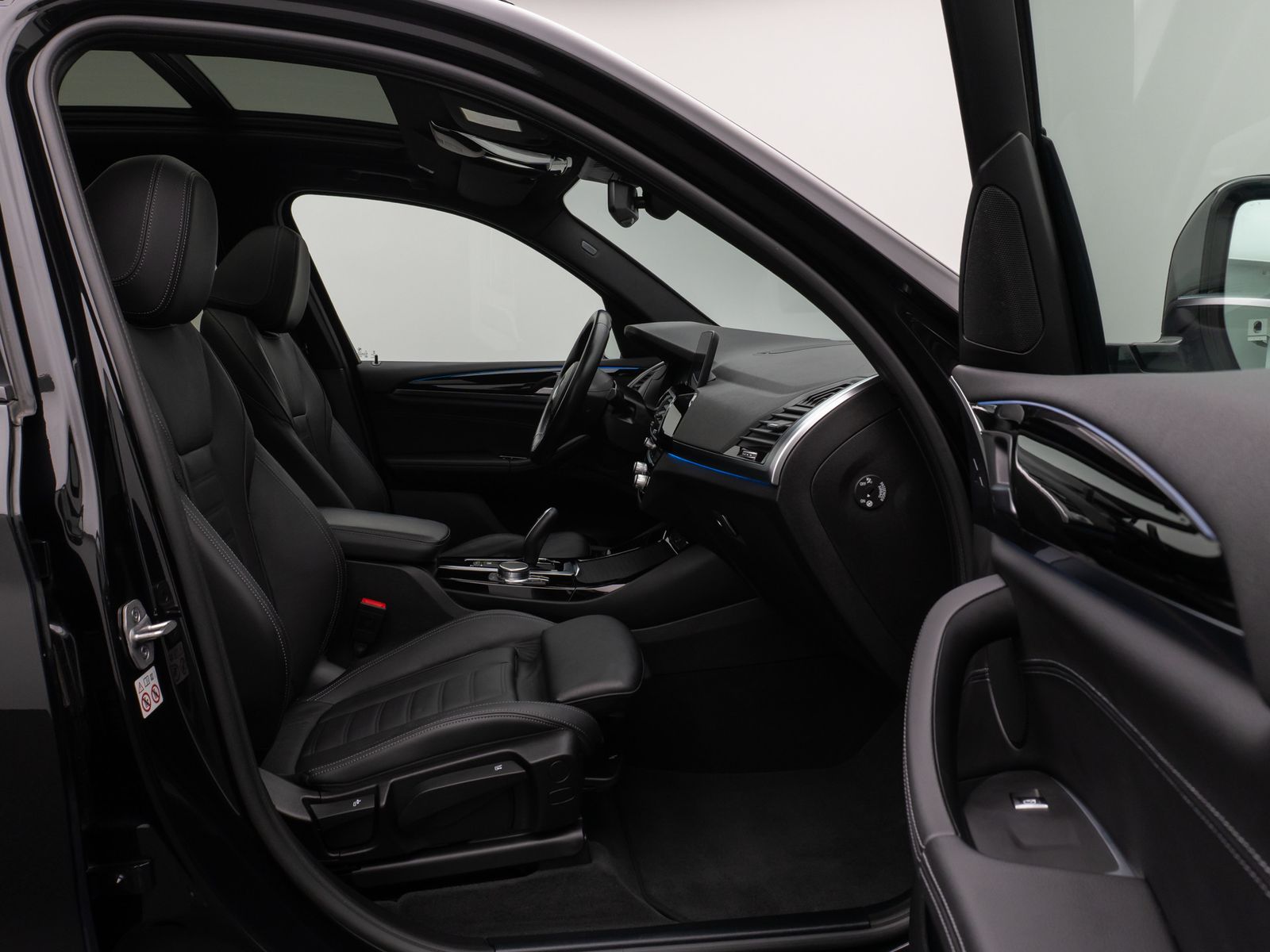 Fahrzeugabbildung BMW X3 xD30e Panorama HUD DAB HiFi Komfort Sport 20"