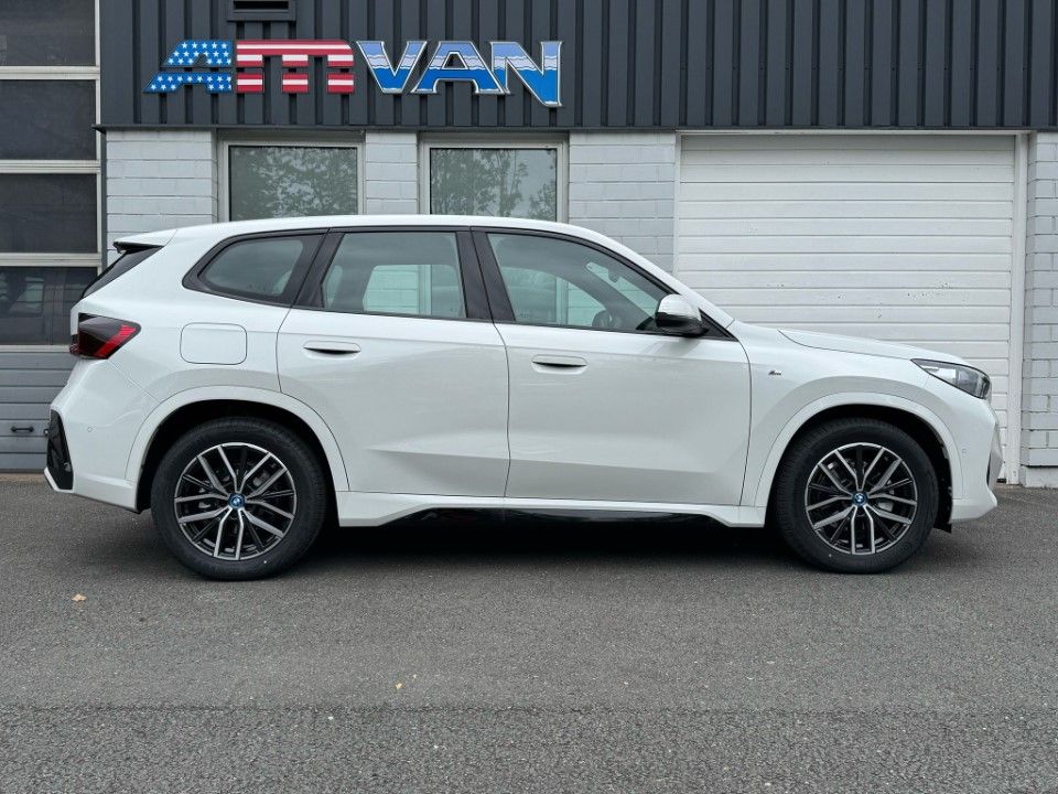 Fahrzeugabbildung BMW iX1 eDrive20 M Sport Premium Winterkomplettr