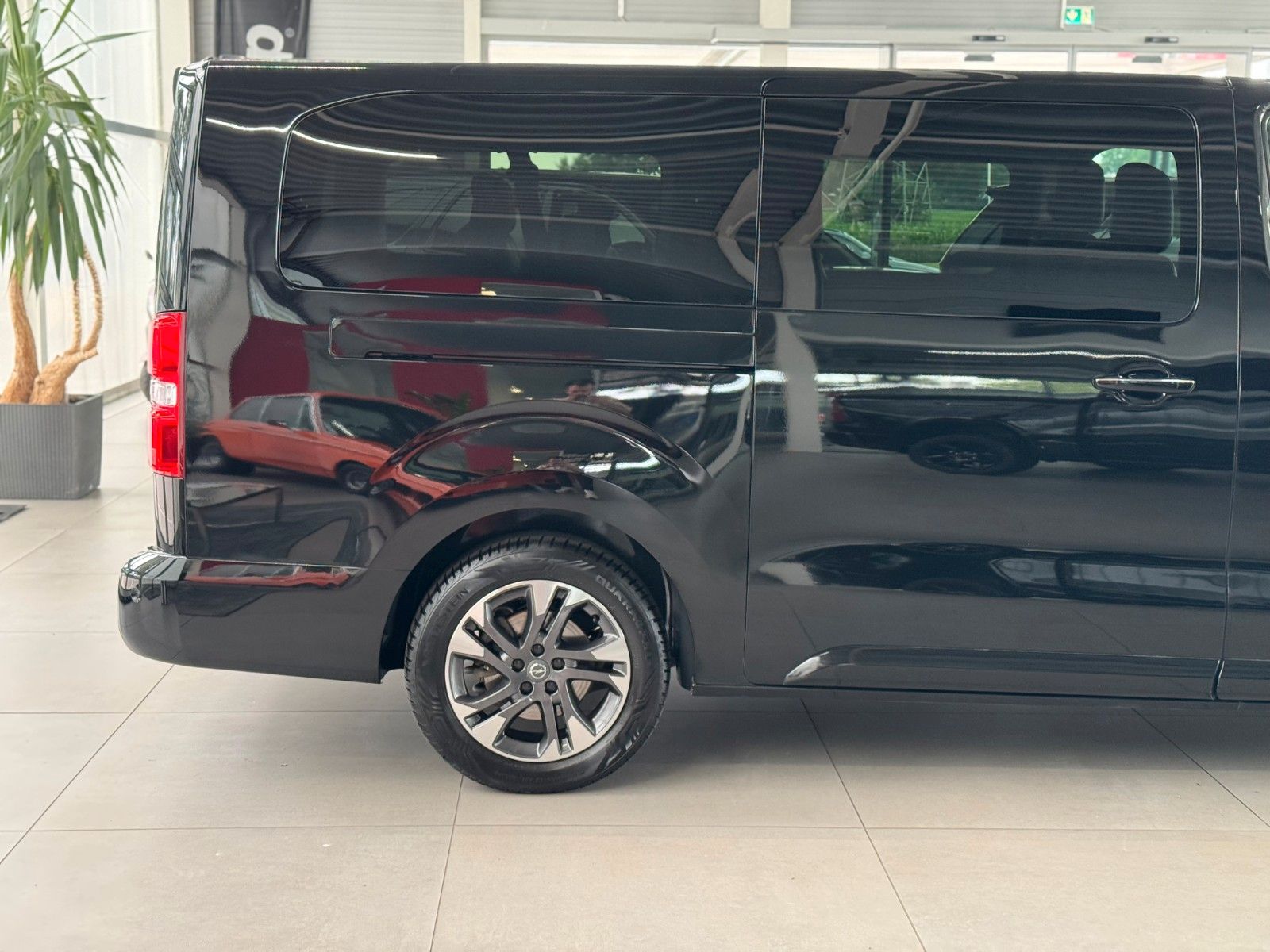 Fahrzeugabbildung Opel Vivaro 2.0 CDTI Automatik Zafira Life "AHK PANO"