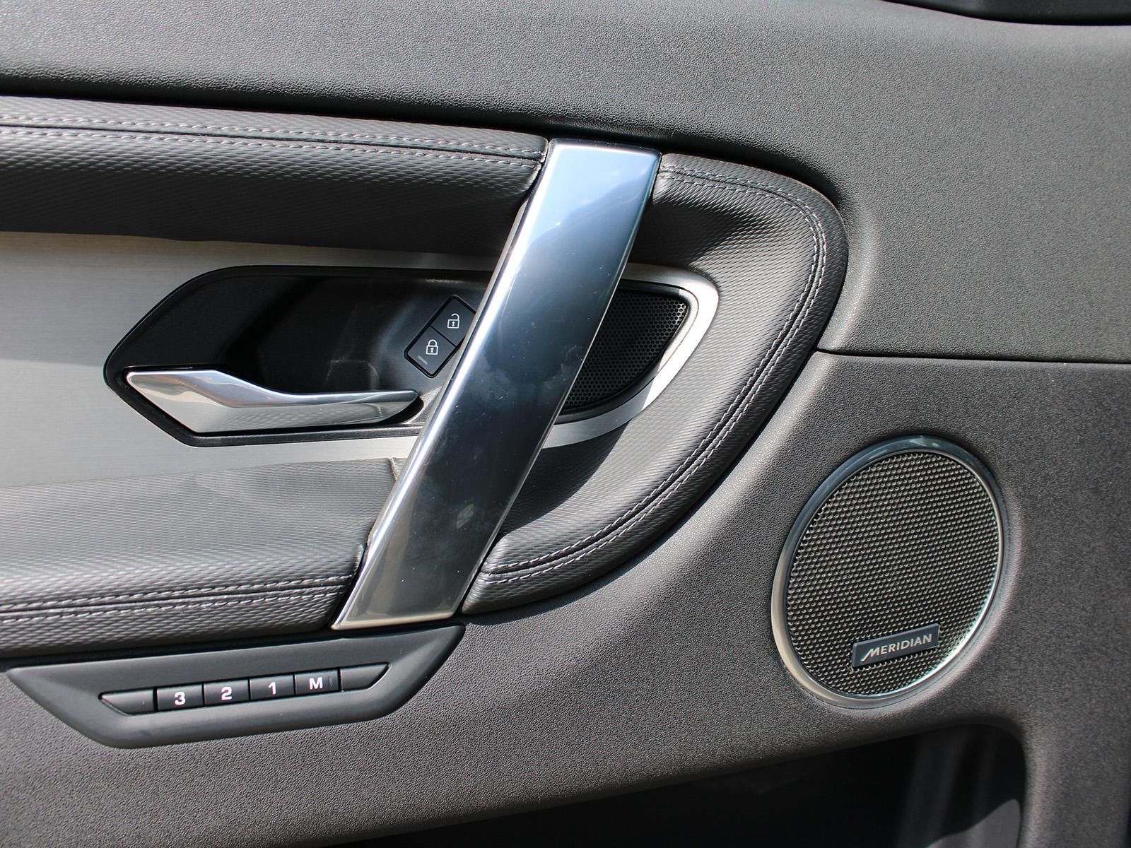Fahrzeugabbildung Land Rover Discovery Sport P300e Dynamic SE