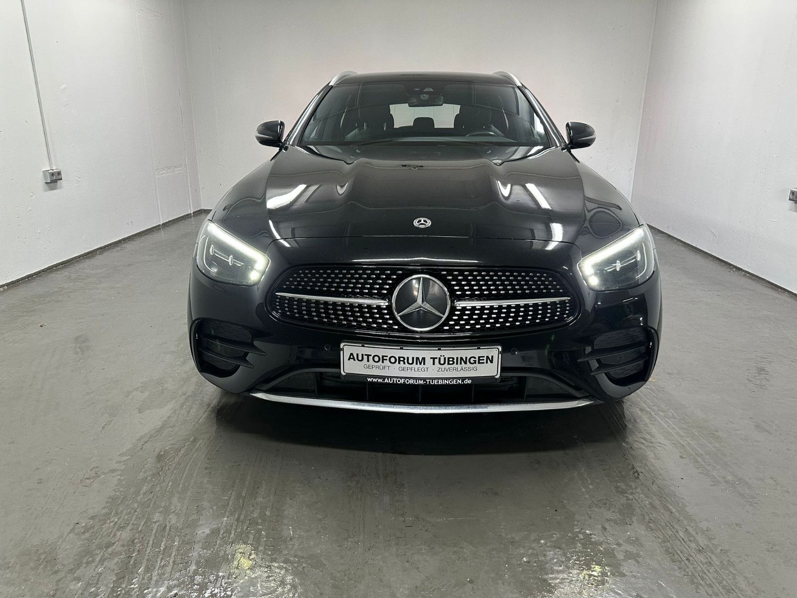 Fahrzeugabbildung Mercedes-Benz E 300 d 4MATIC T Autom * AMG-LINE*NAVI*AMBIL*
