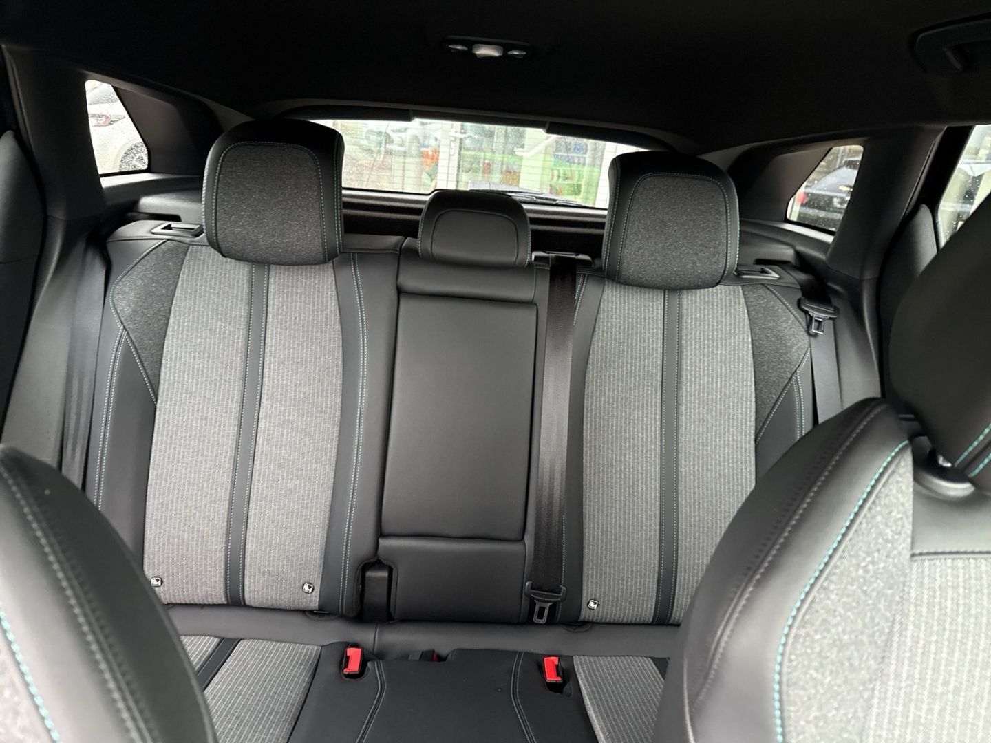 Fahrzeugabbildung Peugeot 3008 Hybrid 225 Allure Pack Navi Digitales Cockp