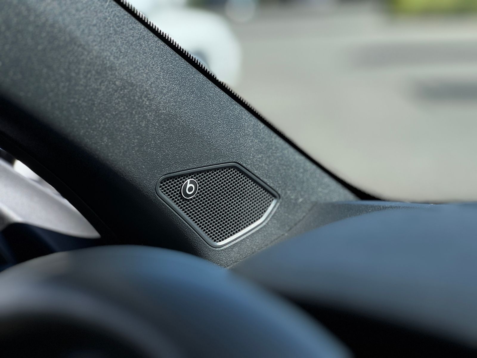 Fahrzeugabbildung Volkswagen T-Roc Cabriolet R Line Black AHK BEATS KEYLESS
