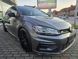 Volkswagen Golf VII Lim. Highline*R-Line Ext*Navi*LED*CarPl - VW Golf Gebrauchtwagen in Wiesbaden