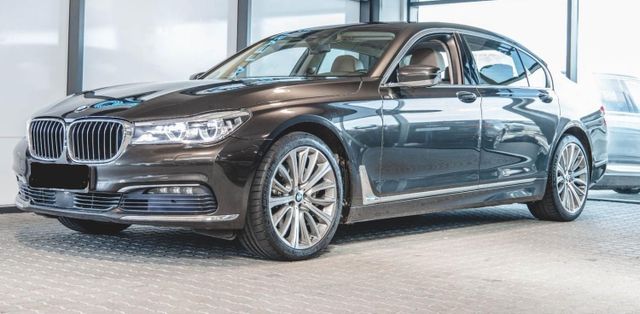 BMW 740 Li  *HUD*SKYLOUNGE*FOND*MASS*PANO*BOWERS