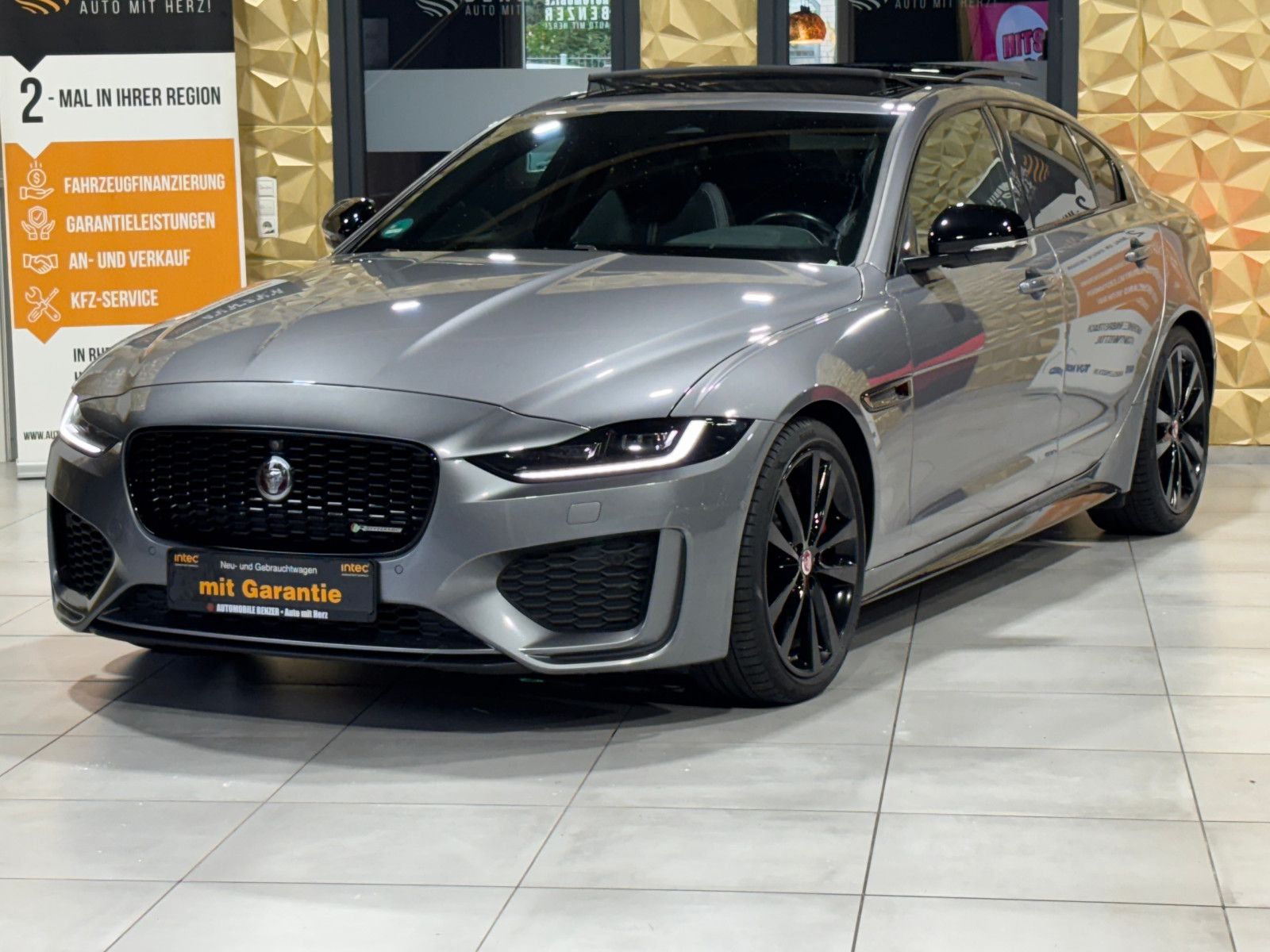 Fahrzeugabbildung Jaguar XE R-Dynamic Black/360''KAM/PANO/EXCLUSIV/MERIDI