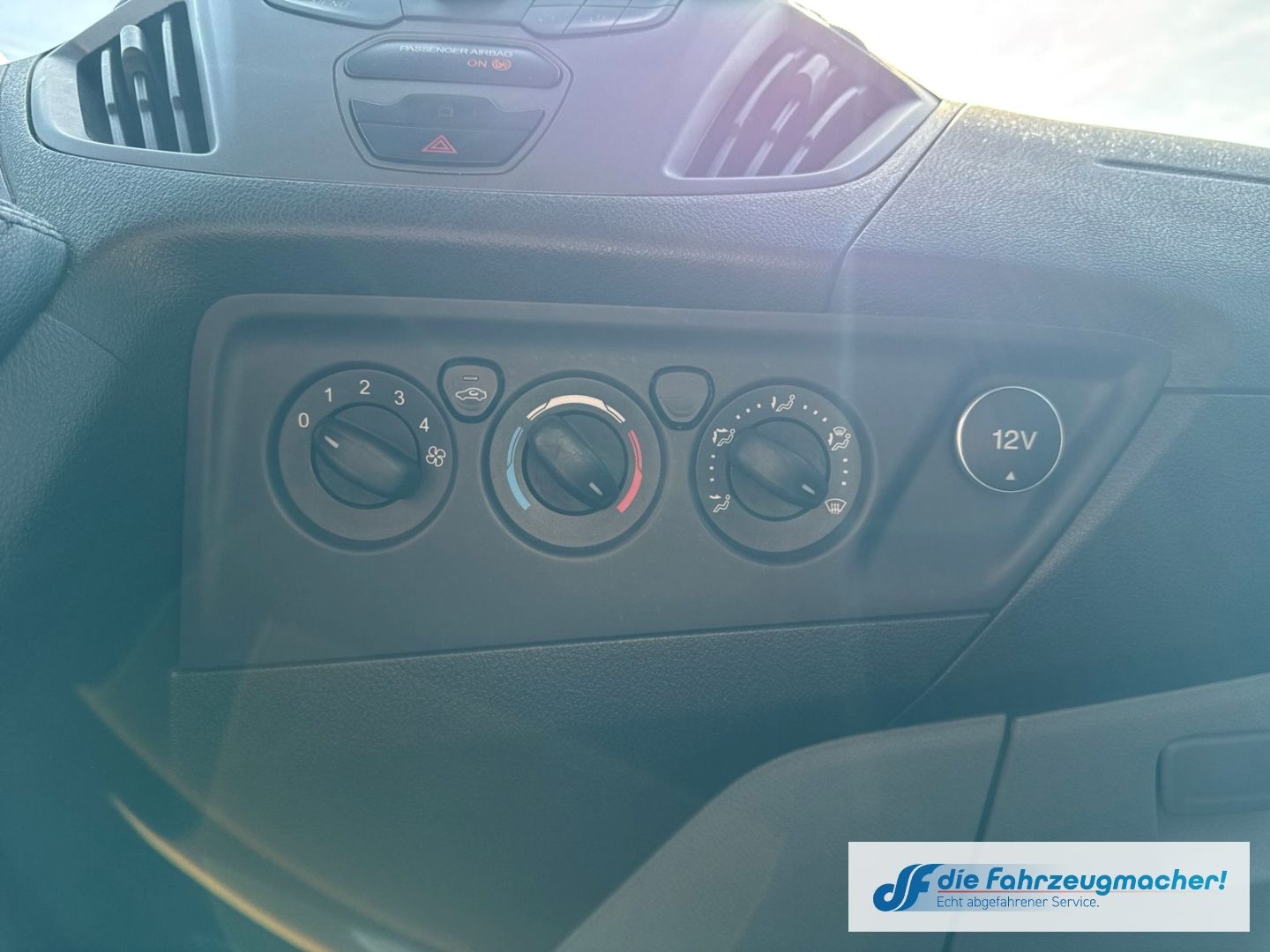 Fahrzeugabbildung Ford Transit Custom Kombi 300 L1 2.2 TDCi *2275 *EXPO