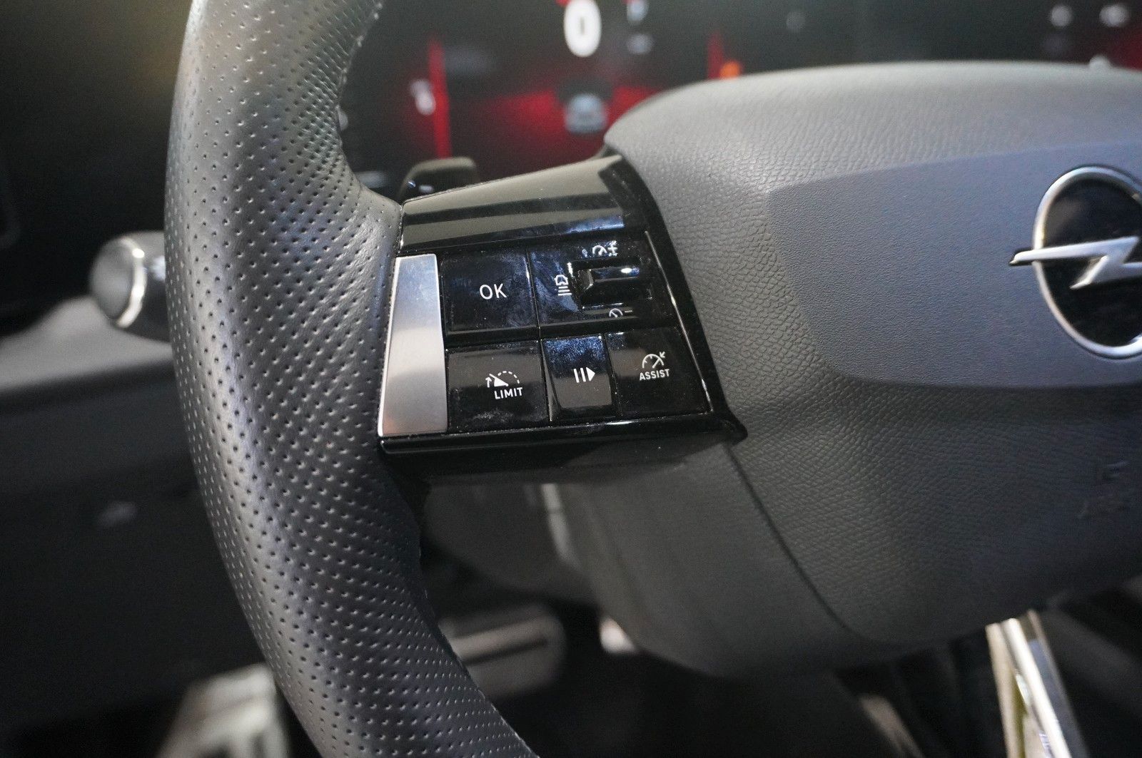 Fahrzeugabbildung Opel Astra L ST 1.2T ULTIMATE NAVI/LED/360°/VIRT/DAB+