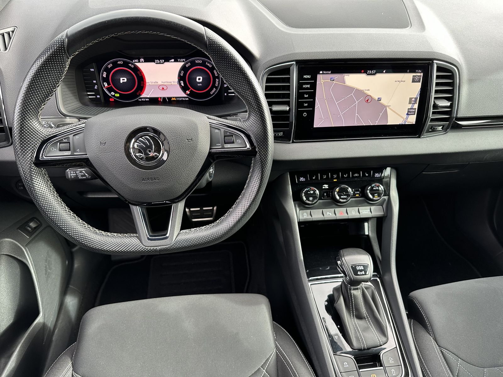 Fahrzeugabbildung SKODA Karoq 2.0 TDI DSG 4x4 Sportline NAV+LED+ACC+KAM