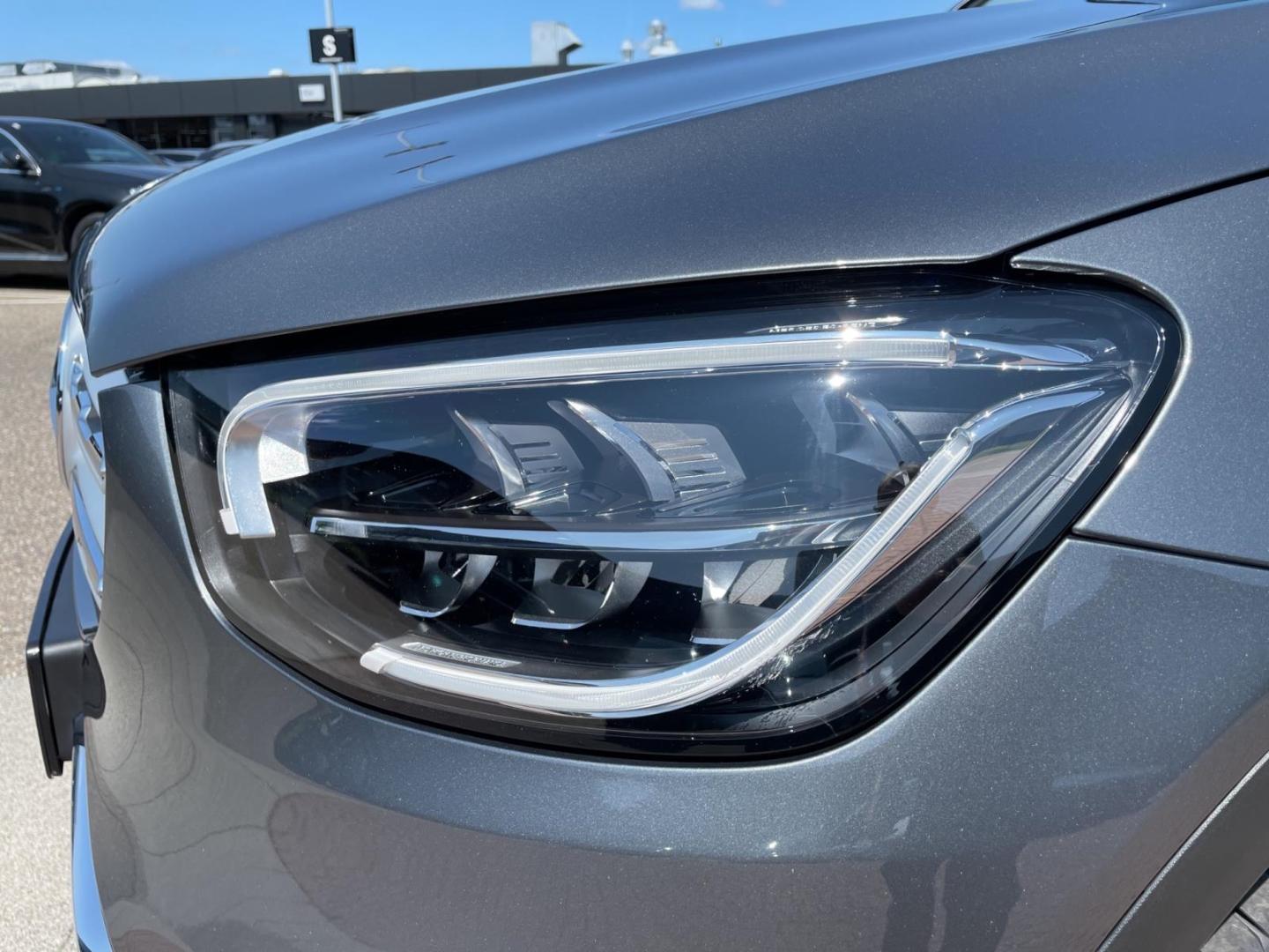 MERCEDES-BENZ GLC 300e 194CH 4X4 BVA - HAYON ÉLECTRIQUE - VOLANT EN CUIR - ATTELAGE - HUD - CAMÉRA - LED - CARPLAY - 1ERE MAIN