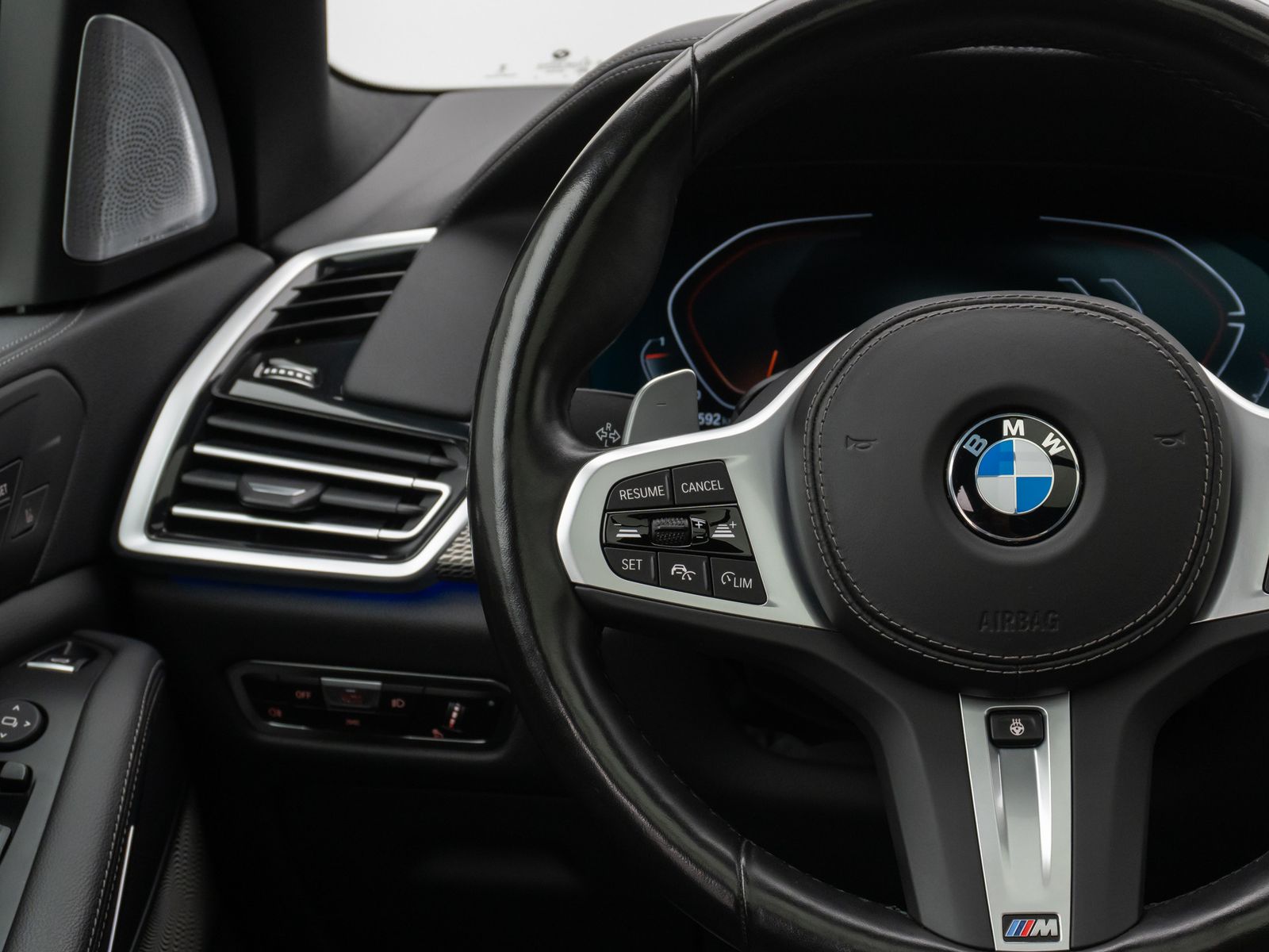 Fahrzeugabbildung BMW X5 xD30d M Sport Panorama Laser 360°HUD DAB B&W