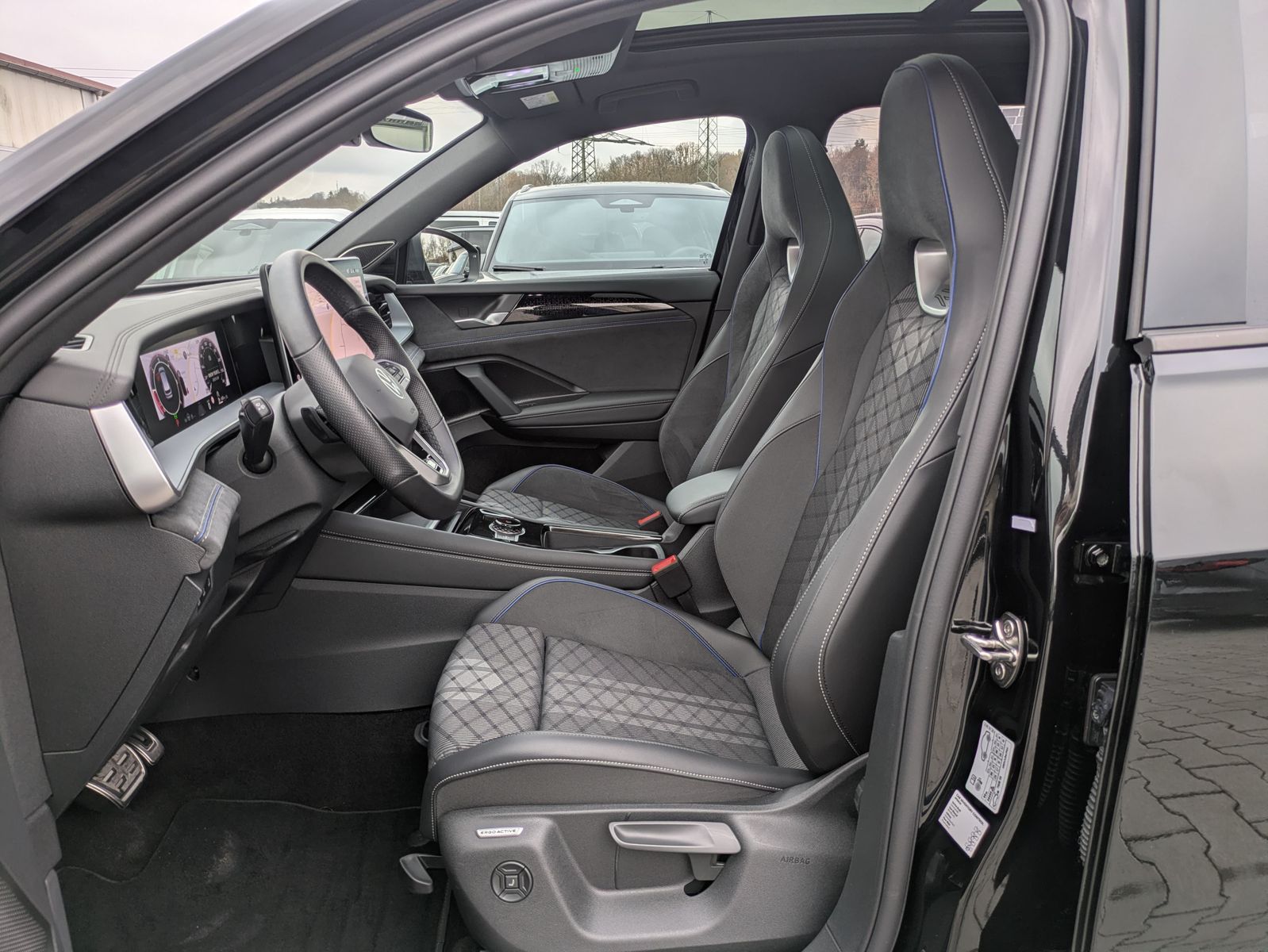 Fahrzeugabbildung Volkswagen Tayron 2.0 TDI 4M R-Line 7Si*MATRIX*AHK*PANO*HUD