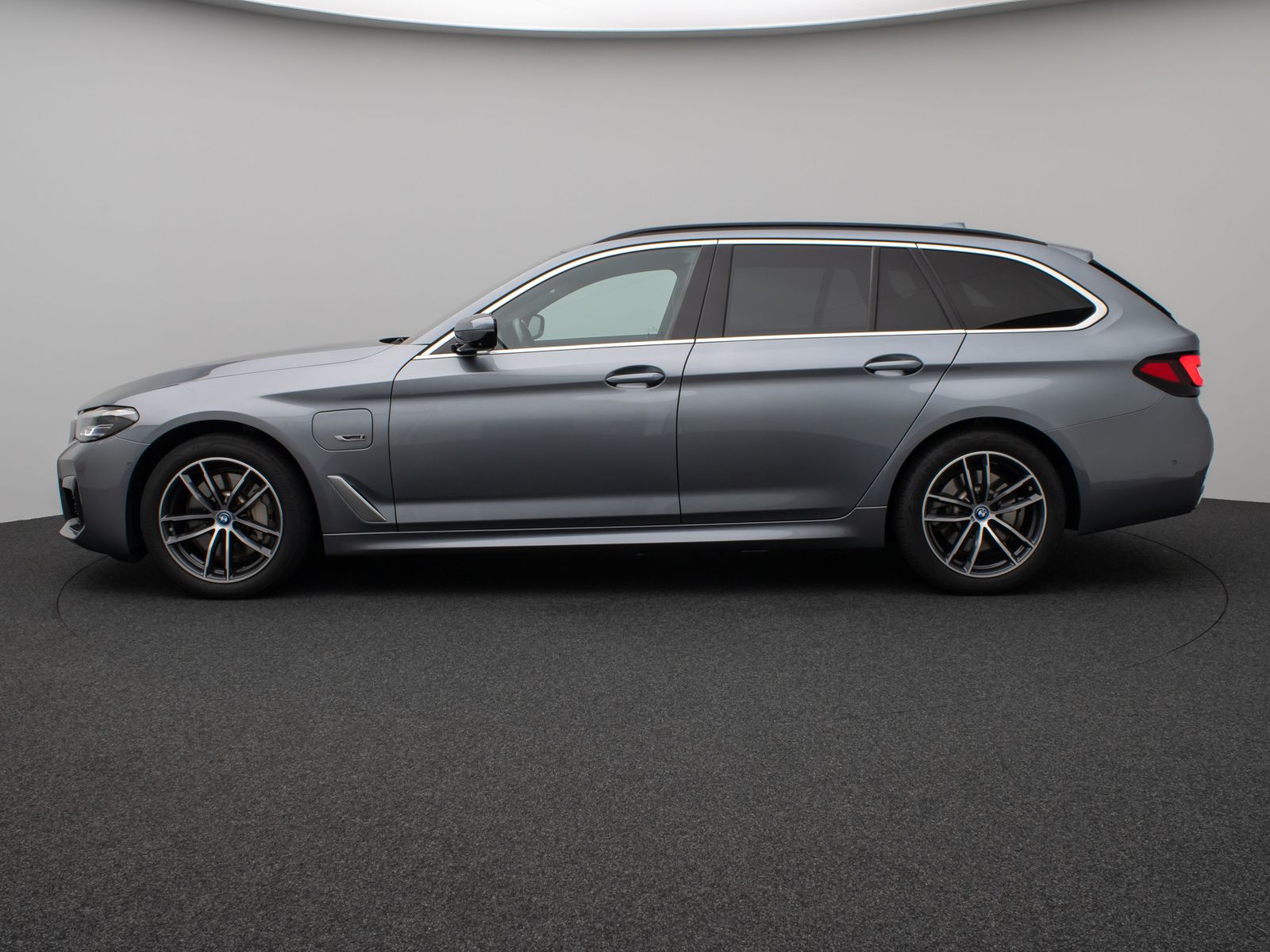 Fahrzeugabbildung BMW 530e xD M Sport Panorama 360°DAB HiFi AHK Alarm