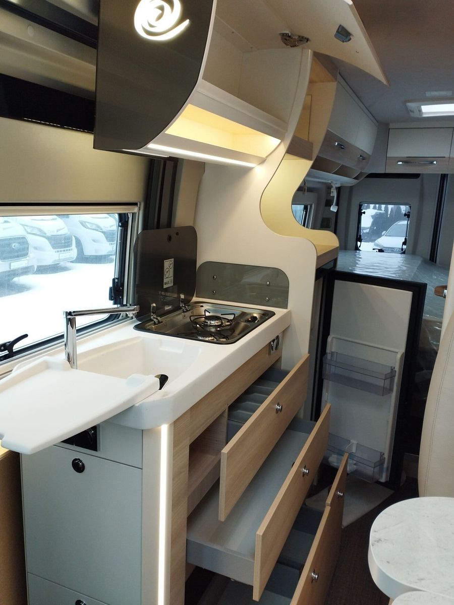Fahrzeugabbildung Eura Mobil Van V 635 EB Captain-Chair- Sitze, Skyroof, RFK