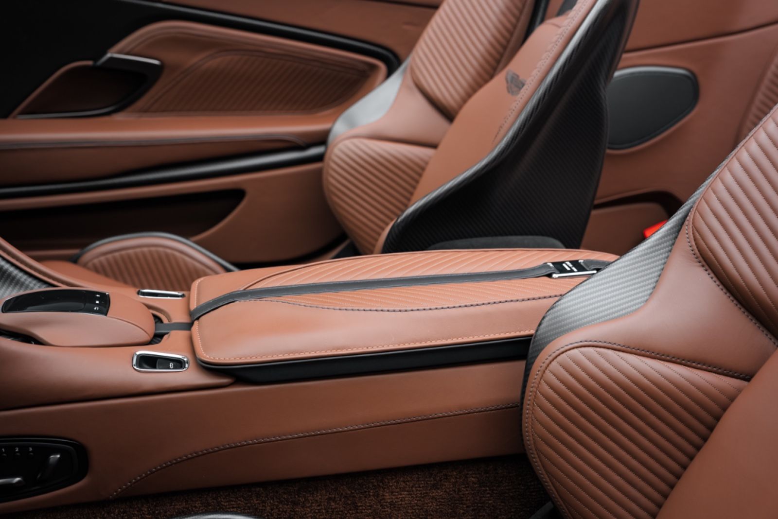 Fahrzeugabbildung Aston Martin DBS 770 Ultimate Volante 1 OF 199/CARBON/BUCKET