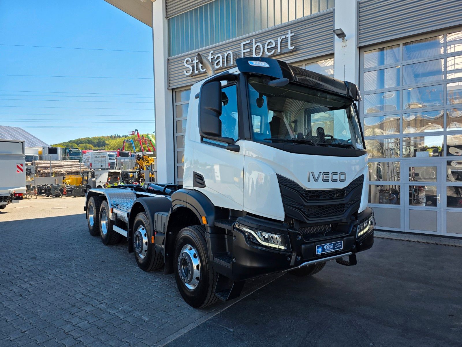 Fahrzeugabbildung Iveco X-Way AD320X46BZ OFF 8x4 Hiab ULT26S53-W-ITF Alu