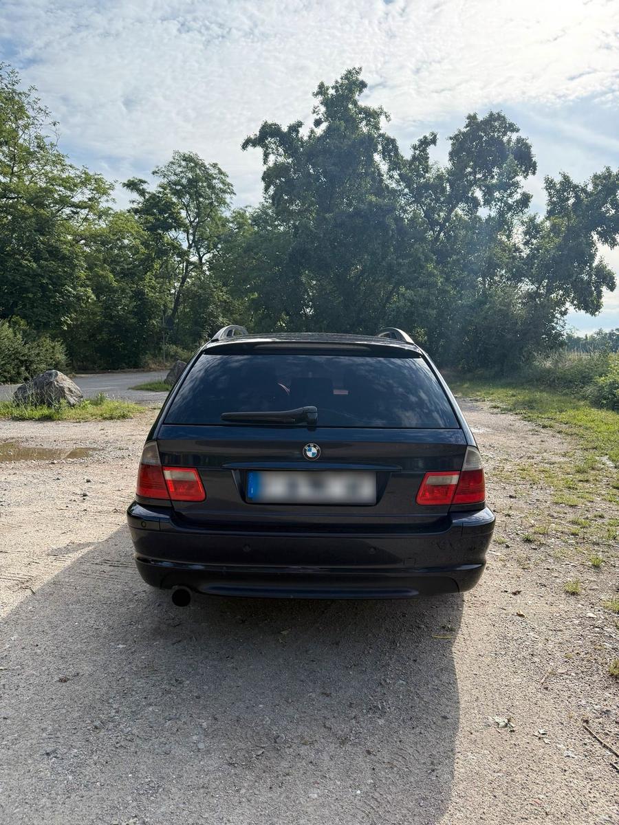 BMW 320 2005 — салон