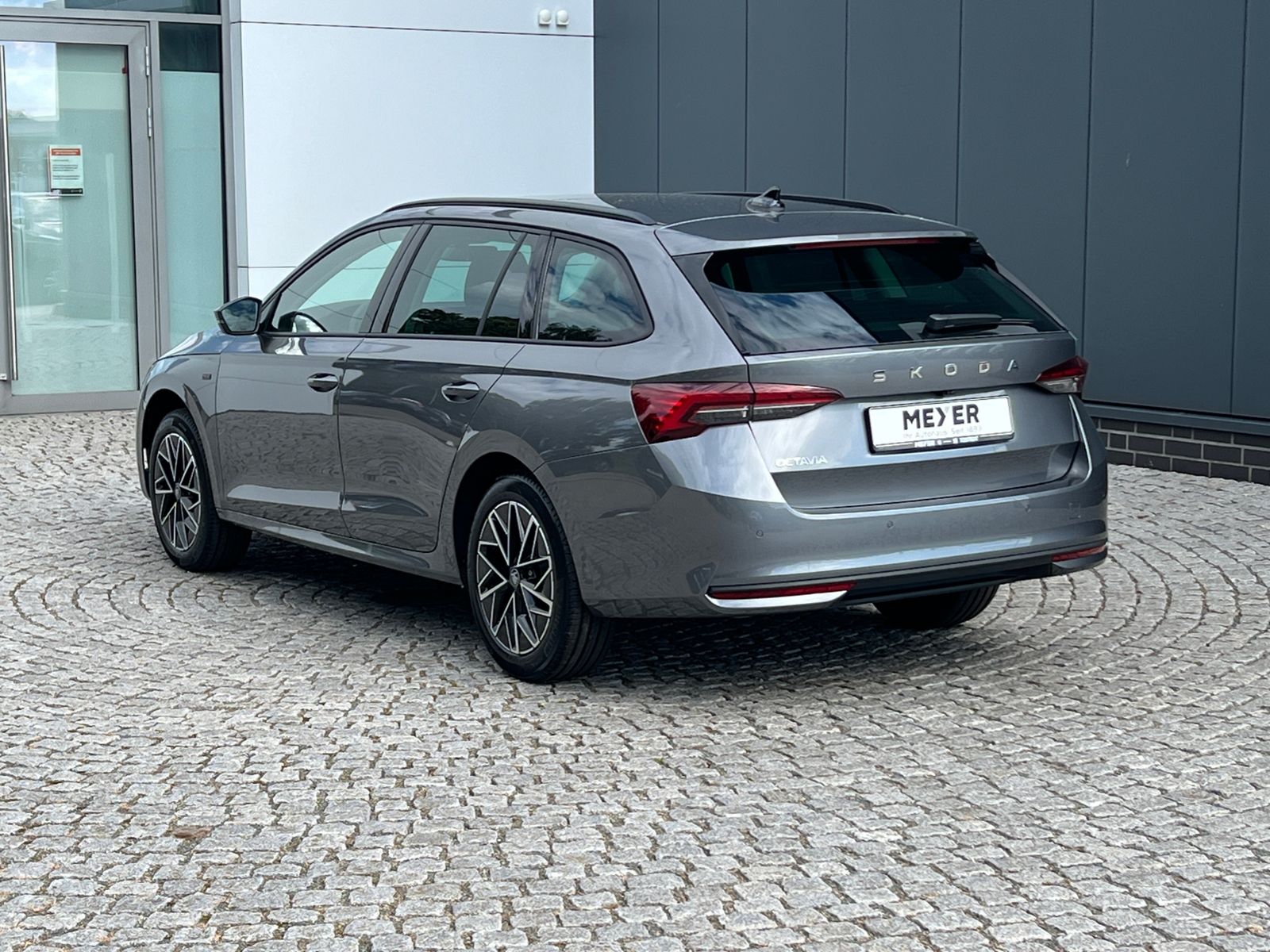 Fahrzeugabbildung SKODA Octavia Combi TOUR 2.0 TDI DSG *AHK, Travel Assi