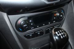 Fahrzeugabbildung Ford Tourneo Connect Titanium + AHK  WinterPaket  PDC