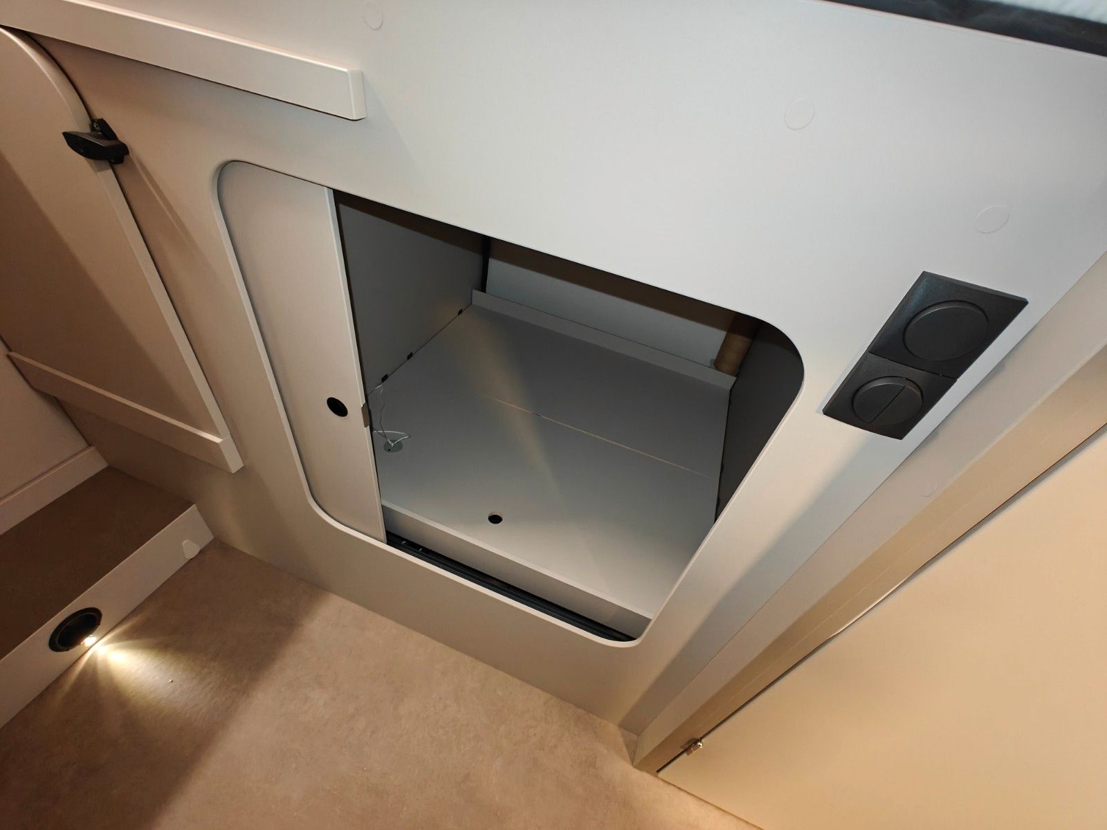 Fahrzeugabbildung LMC Tracer V 670 - Tracer Van Paket, 140PS, MJ2026 -