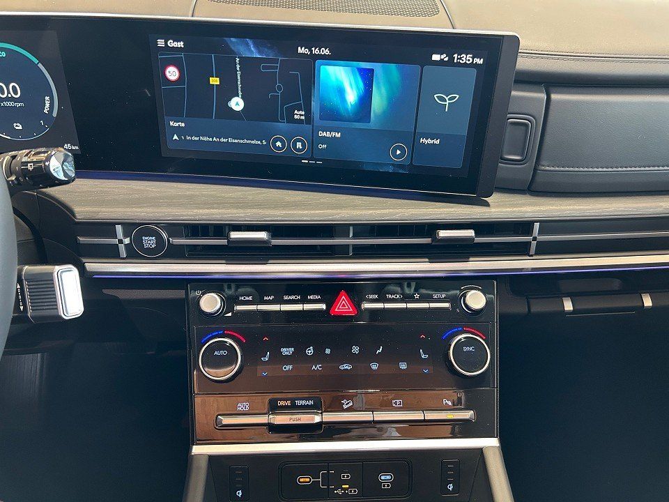 Fahrzeugabbildung Hyundai SANTA FE HEV MY25 1.6T 6AT 4WD 5SITZE INTRO PANO