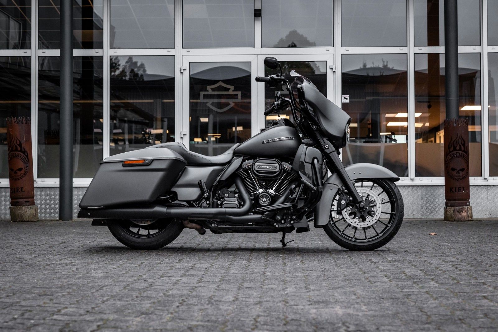 Fahrzeugabbildung Harley-Davidson FLHXS Street Glide 107 Cui - Screaming Eagle APE