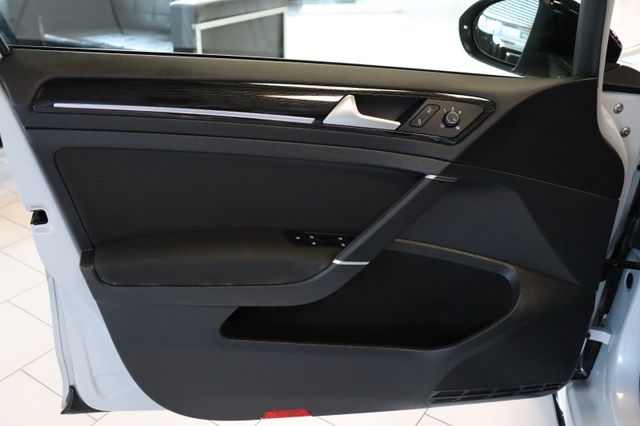 Fahrzeugabbildung Volkswagen Golf VII Lim Highline R-Line|PANO|LED|ACC|KAMERA
