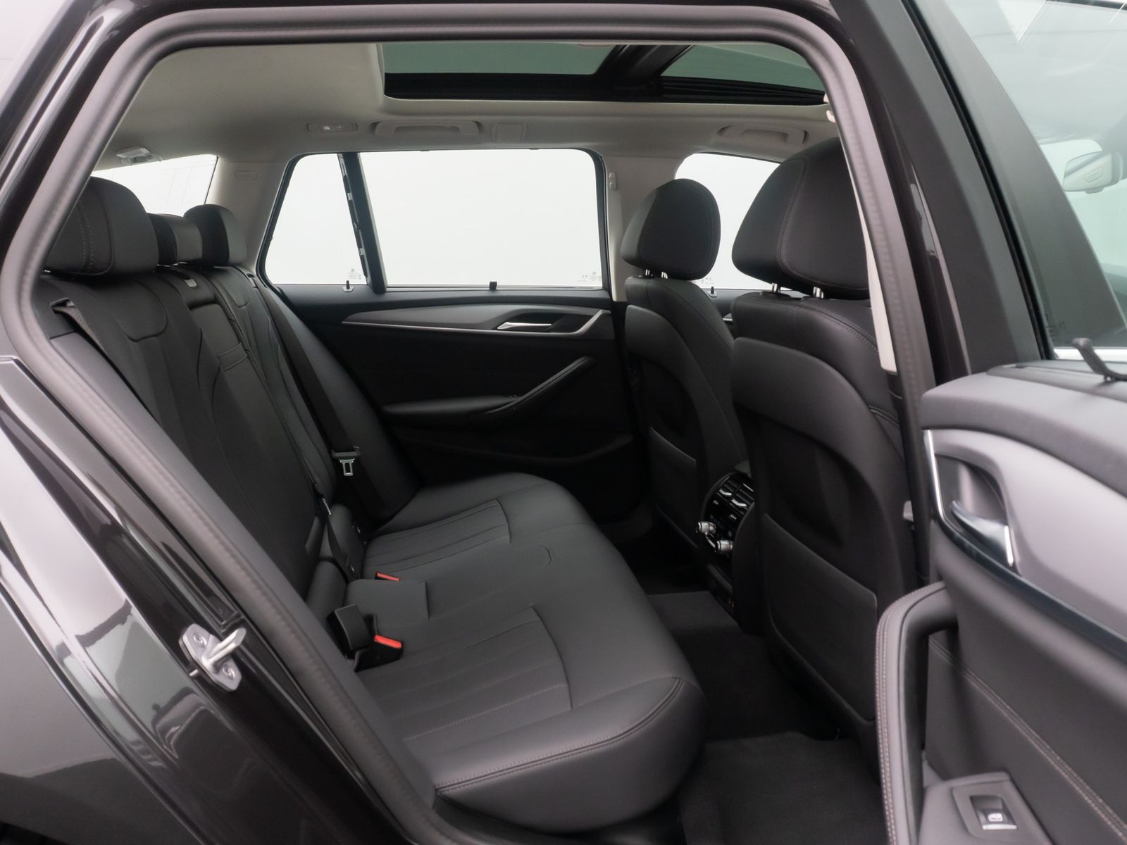 Fahrzeugabbildung BMW 520d DAB Kamera AHK Panorama HUD Leder Standheiz