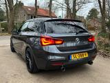 BMW M140i RWD LCI2 M Performance shadow  - BMW M140i mit Benzin-Antrieb: Grau, Limousine
