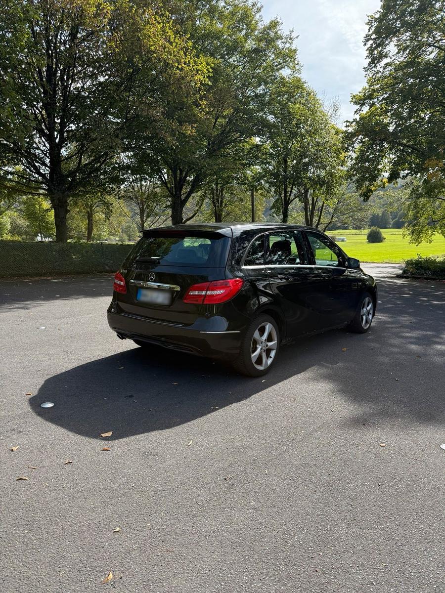 Mercedes-Benz B 180