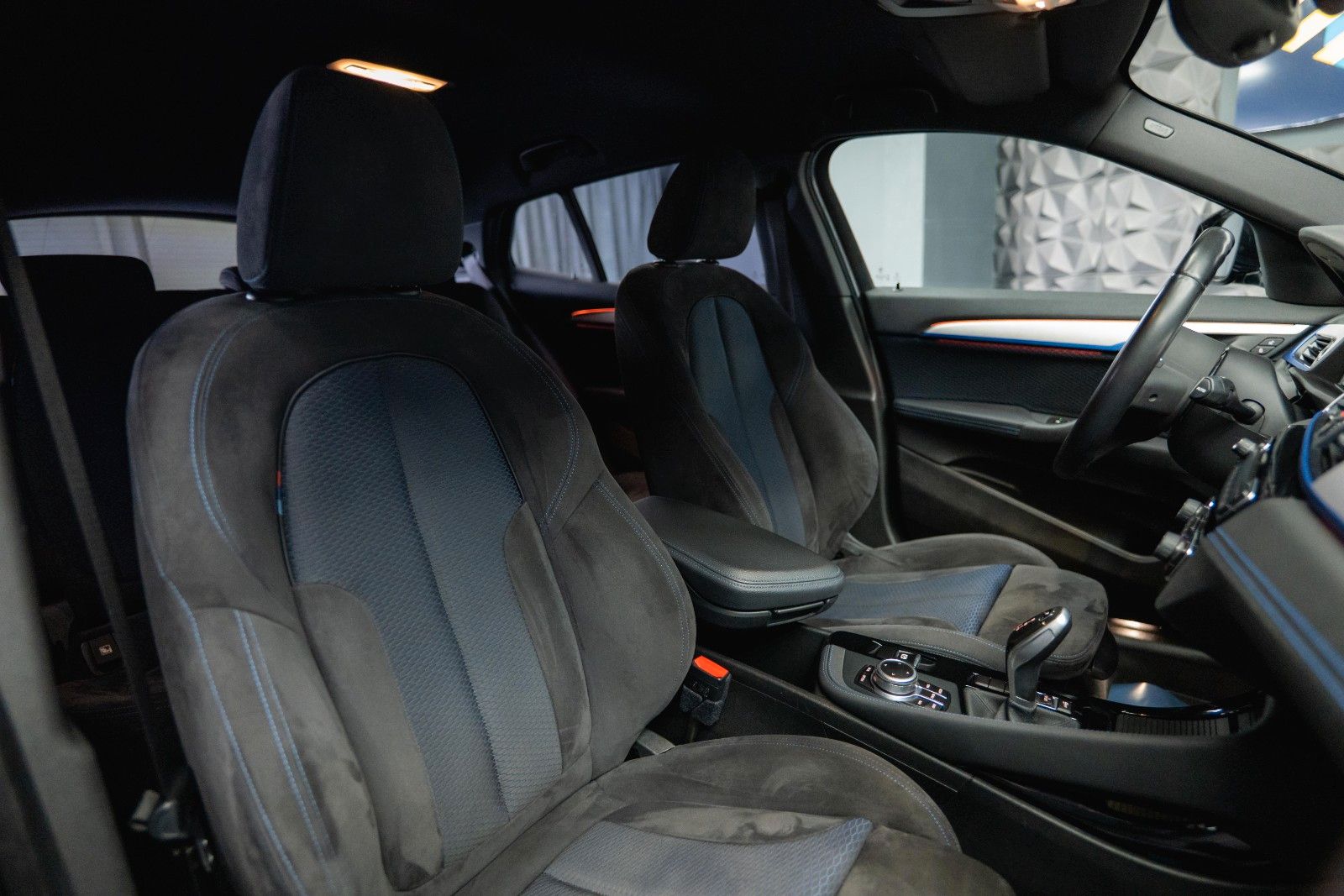 Fahrzeugabbildung BMW X2 sDrive 18i M Sport Automatik *Alcantara*LED*