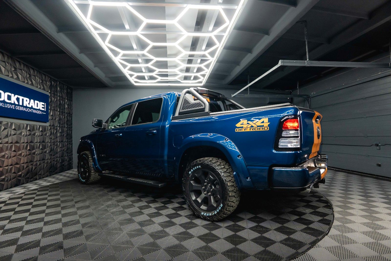 Fahrzeugabbildung Dodge RAM 5.7 V8 HEMI 4x4 OFFROAD Night-Paket *LED*19%