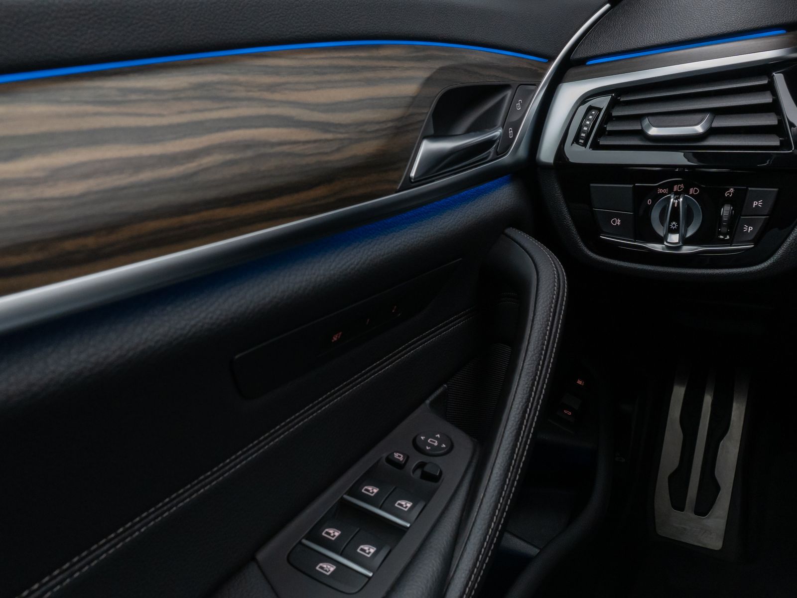 Fahrzeugabbildung BMW 530e xD M Sport Panorama Kamera HUD DAB HiFi