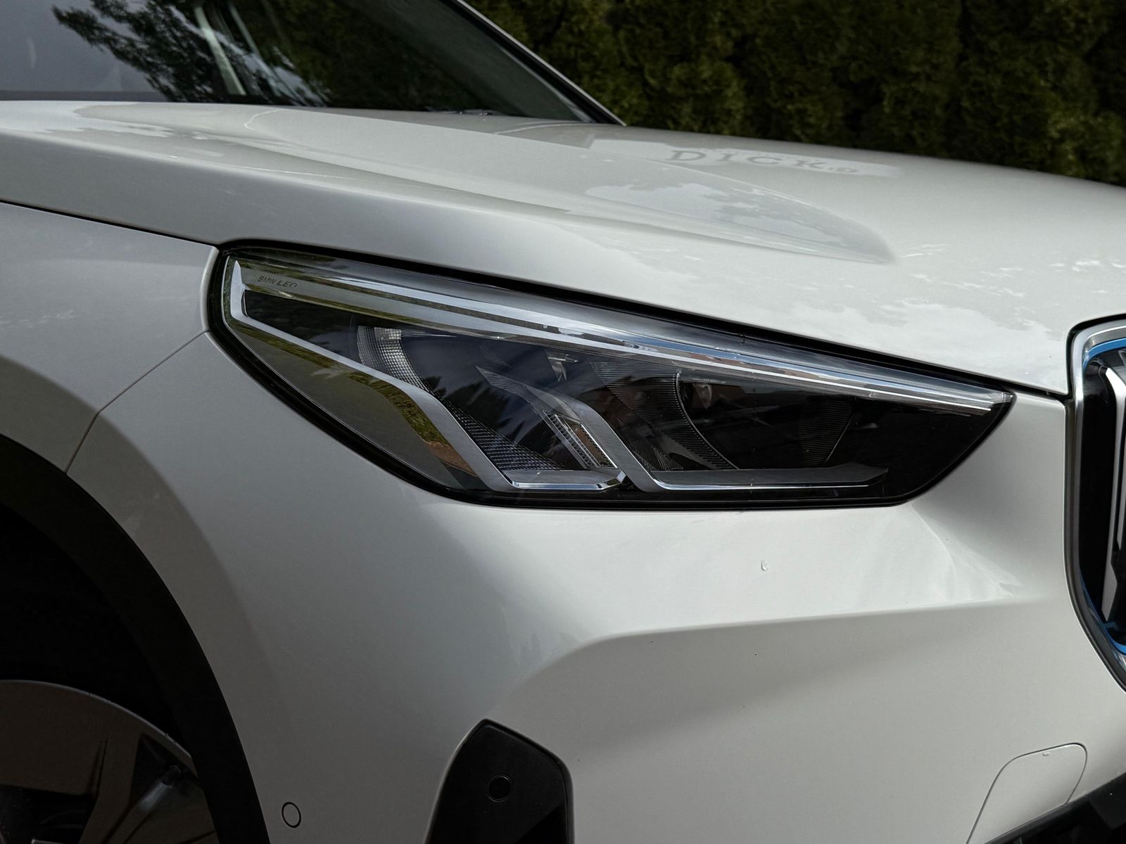 Fahrzeugabbildung BMW iX1 30 xDrive 64 kWh SHADOW+LIFE+SHZ+KAM+LEDER+M