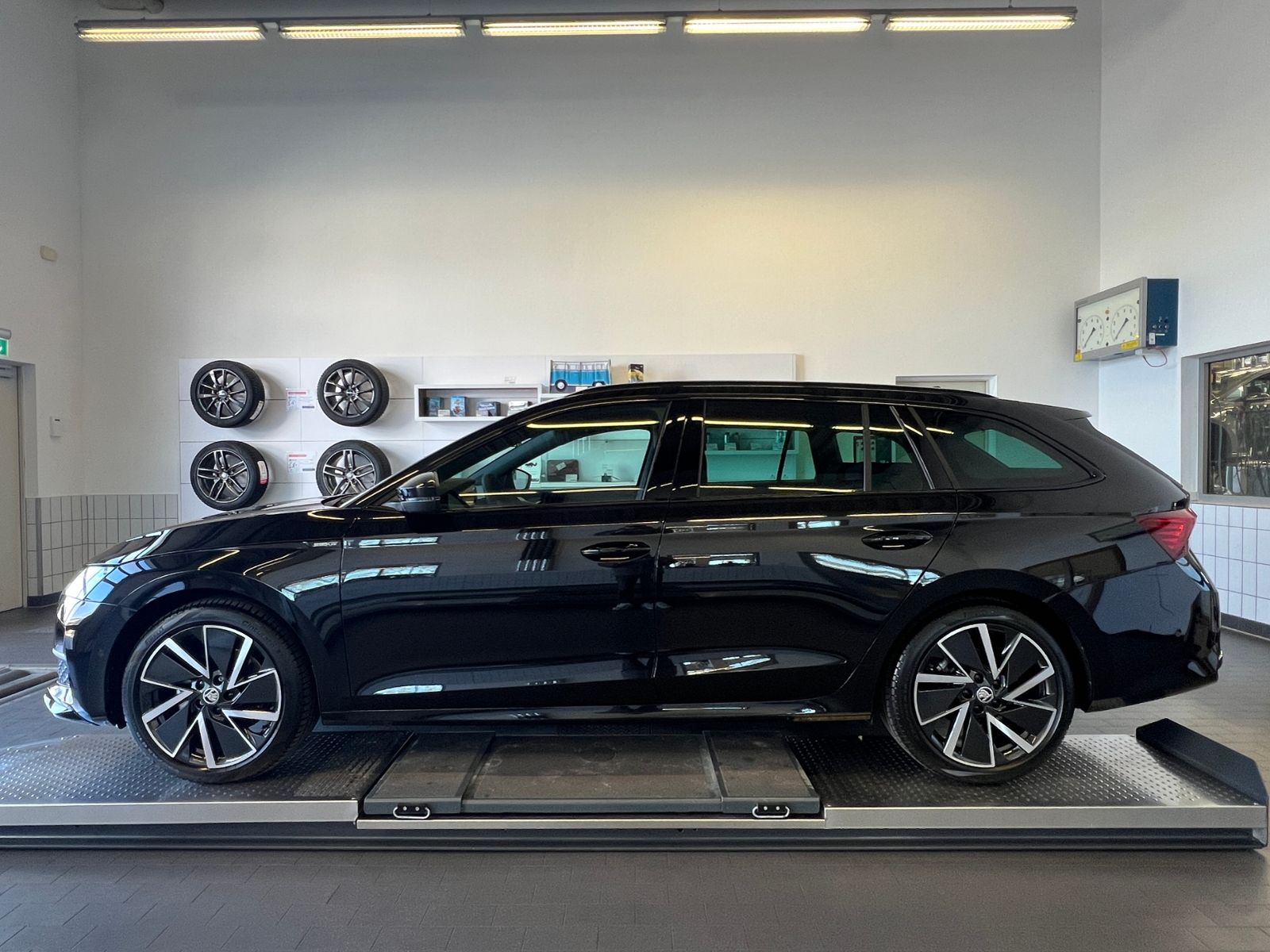 Fahrzeugabbildung SKODA Octavia Combi IV Sportline 2.0 TDI DSG *AHK, LED