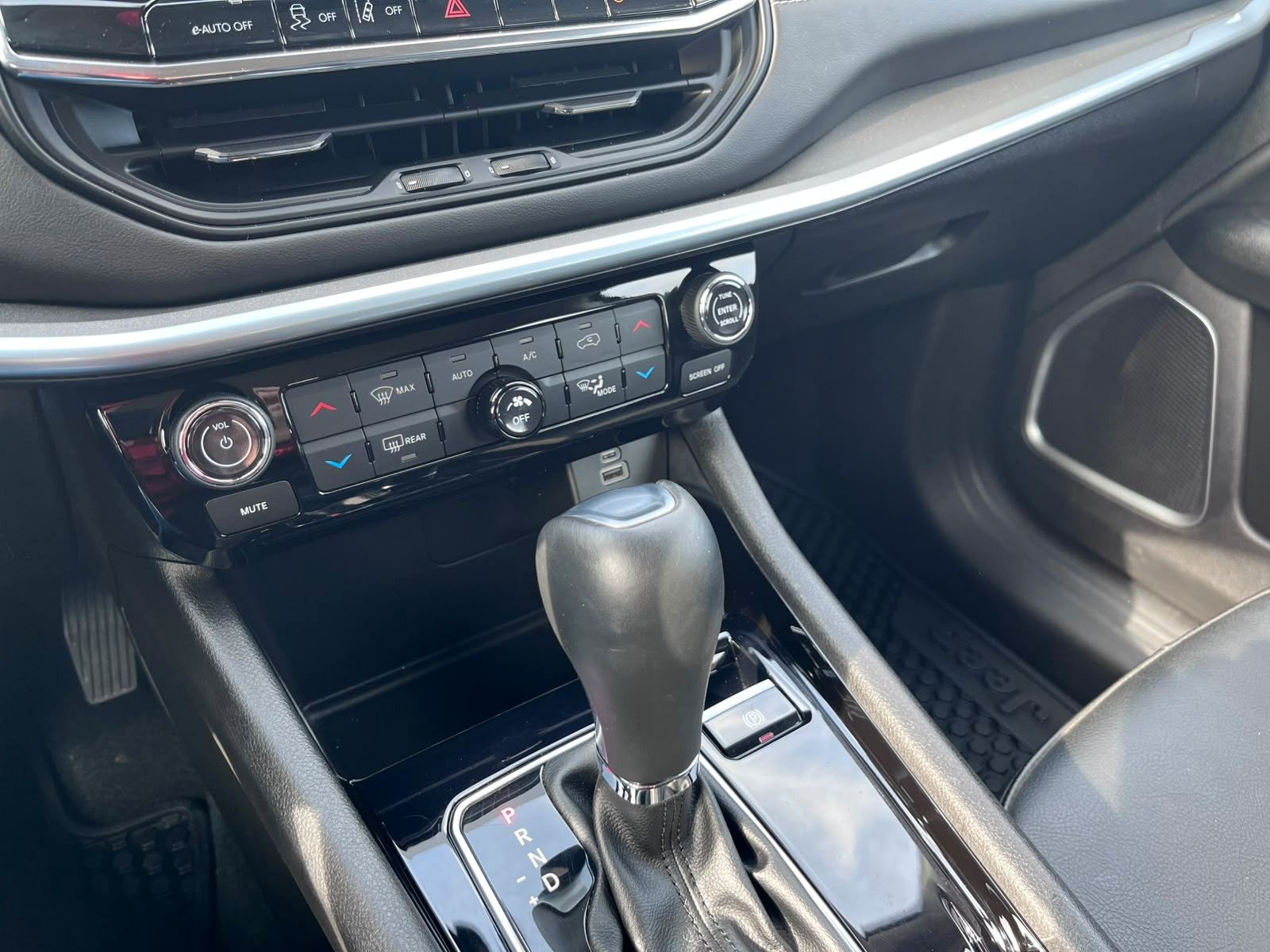 Fahrzeugabbildung Jeep Compass Altitude Teilleder digi Navi uvm